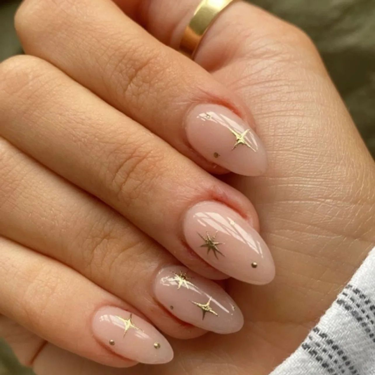 24Pcs Short Almond False Nails with Metal Starburst Press on Fake Nails Simple Wearable Artificial Full Cover Nails Tips 251013