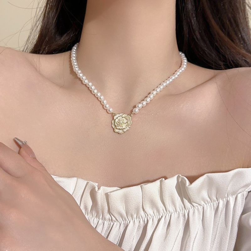 "Camellia Night Melody" - A niche French retro court-style elegant design featuring camellia-shaped pearl necklaces and collar chains ddmytu
