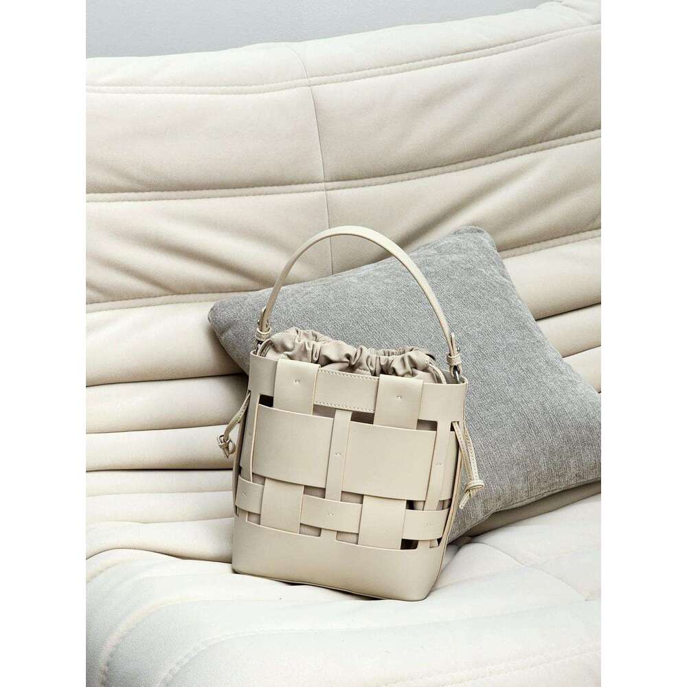Luxury bag New Handwoven Bucket Niche Design Cowhide Hollow Casual Handheld Shoulder Crossbody Women s Bag