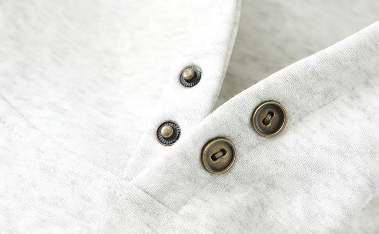 The 480-gram men's hooded solid-color sweatshirt is loose and casual