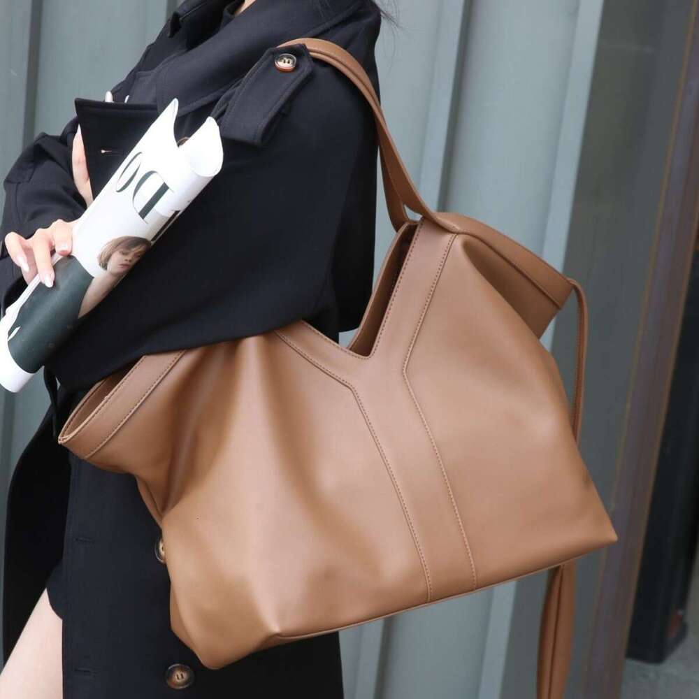 2024 New Niche Fashion Large Capacity Tote Casual Commuter Versatile Shoulder Underarm Bag