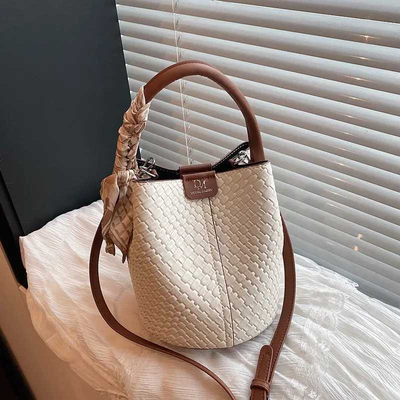 New wens bag 2025 fiable classic bucket shoder bag wear with simple design and large capacity crossbody bag D251014