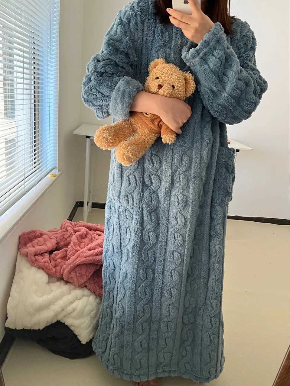 Thickened Warm Plus Size Ladies Pyjamas Flannel Winter Striped Coral Velvet LongSleeved Nightwear Bathrobe One Piece Pajamas Y251013