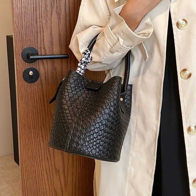 Bucket Bag Fi HandWoven Mini Bucket Bag Wen Chain Sling Purses Fem Crossbody Summer Tote Hobo Bag D251014