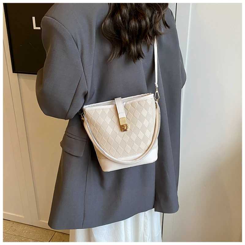 Summer New Versatile Woven Shoder Bag Highend Messenger Bag Portable Fi Casual Wens Bucket Bag D251014