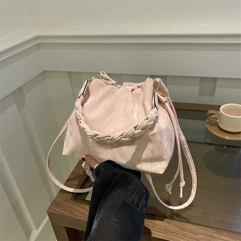 2025 Simple Shoder Bag Wen Spring Summer Niche Design Crossbody Purse Versatile Style Bucket Bag Minimalist Casual Handbag D251014