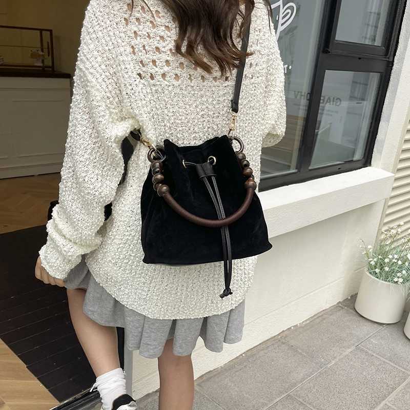2025 Autumn Winter Shoder Crossbody Bags Faux Suede Crossbody Bags Drstring Bucket Bags Luxury Handbag Underarm Pouch D251014
