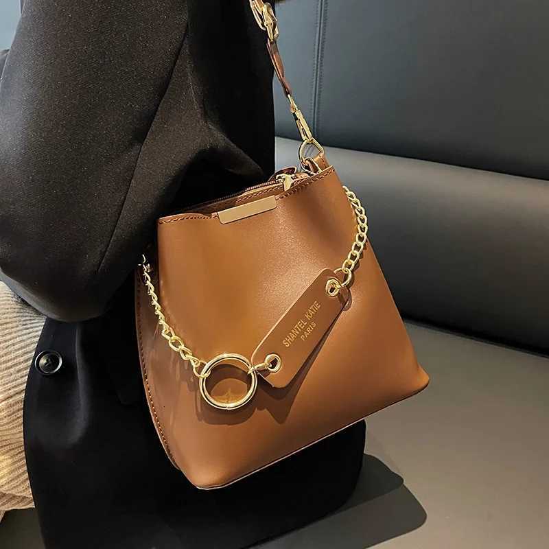 2025 Hot S Large Bucket Bag Wen Fi Wide Strap Crossbody Shoder Bag Textured Tote Autumn Winter Vintage Purse D251014