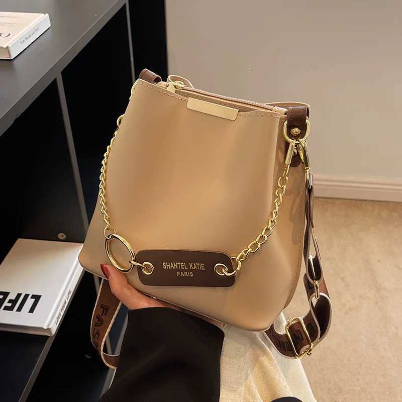 2025 Hot S Large Bucket Bag Wen Fi Wide Strap Crossbody Shoder Bag Textured Tote Autumn Winter Vintage Purse D251014