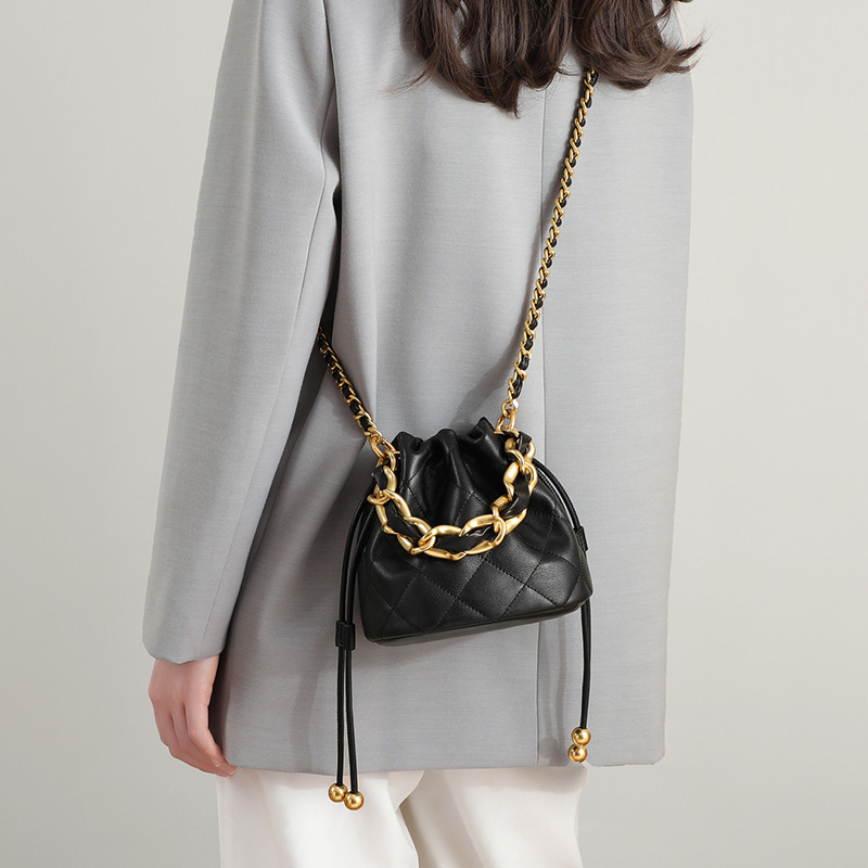 Designer bags women's versatile new high-end messenger bucket bag niche designer portable chain leather bag