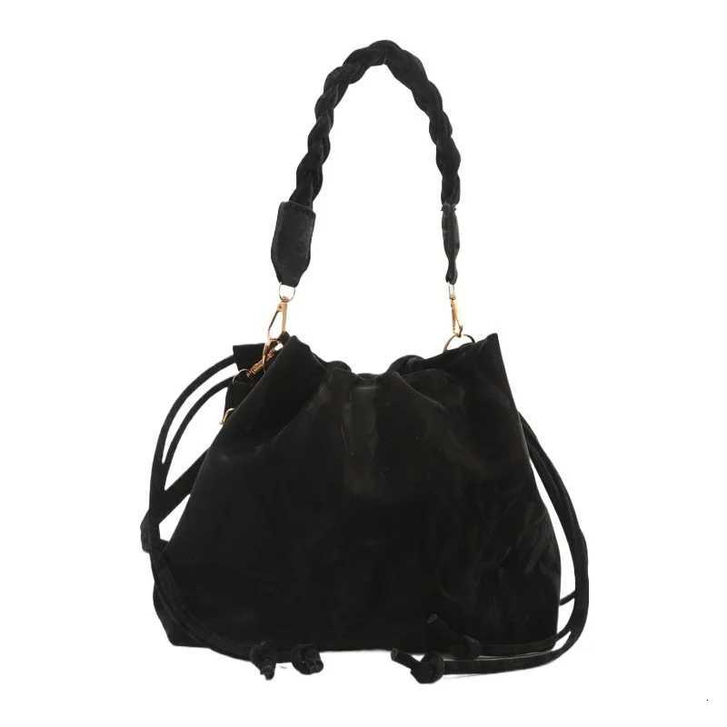 2025 Simple Shoder Bag Wen Spring Summer Niche Design Crossbody Purse Versatile Style Bucket Bag Minimalist Casual Handbag D251014