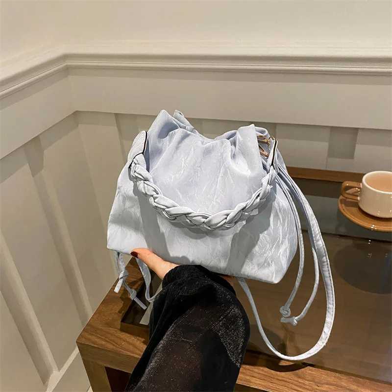 2025 Simple Shoder Bag Wen Spring Summer Niche Design Crossbody Purse Versatile Style Bucket Bag Minimalist Casual Handbag D251014