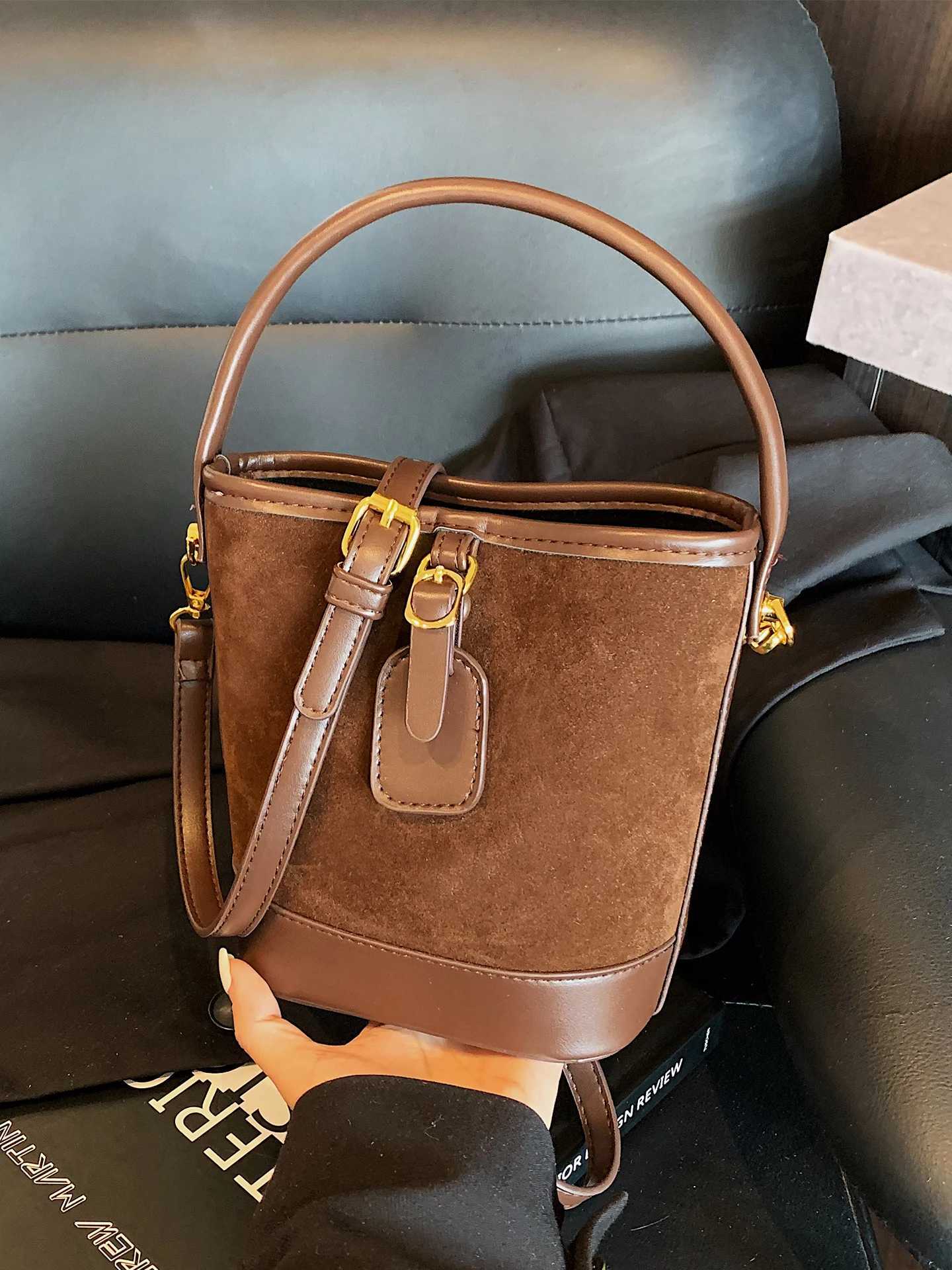 Vintage PU Splicing Faux Suede Messenger Bag Wens Luxury Fi Temperament Cmuting Bucket Handbags Fem Shoder Bags D251014