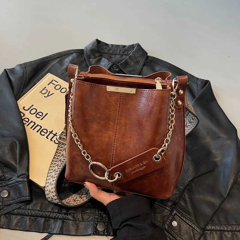 Wen Pu Bucket Bags Solid Soft Leather Messnger Bags Large Capacity Fem Casual Wide Strap Crossbody Pack 2025 New D251014