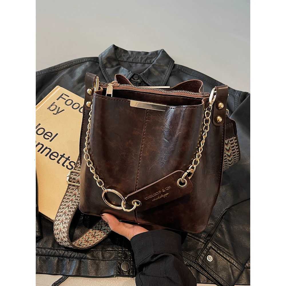 Wen Pu Bucket Bags Solid Soft Leather Messnger Bags Large Capacity Fem Casual Wide Strap Crossbody Pack 2025 New D251014