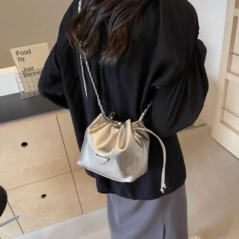 Large Capacity Wens Handbag Cmuter Shoder Tote Bucket Bag Fall New Style Neutral Minimalist Style Polyurethane Material D251014