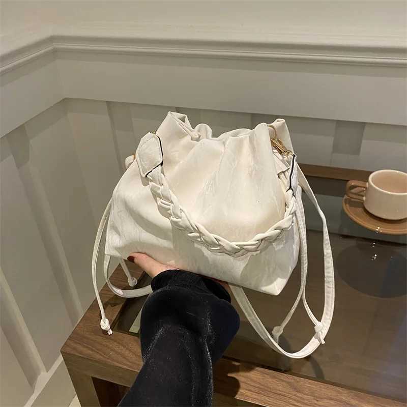 2025 Simple Shoder Bag Wen Spring Summer Niche Design Crossbody Purse Versatile Style Bucket Bag Minimalist Casual Handbag D251014