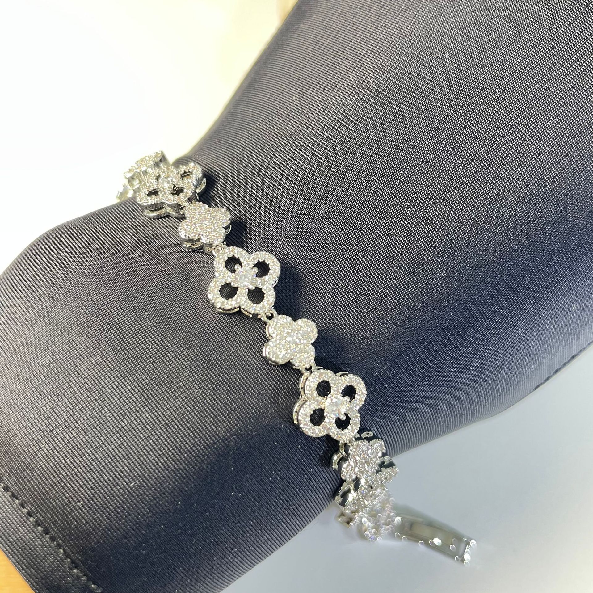 New Bracelet for Women with Micro-inlaid Zirconia, Fashionable Design, Luxurious Jewelry - view 4
