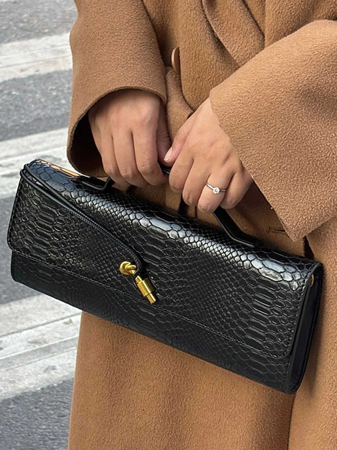 Burgundy bag cherry red envelope wine red envelope upscale new handbag European and American fashion crocodile flip hand organ bW251015