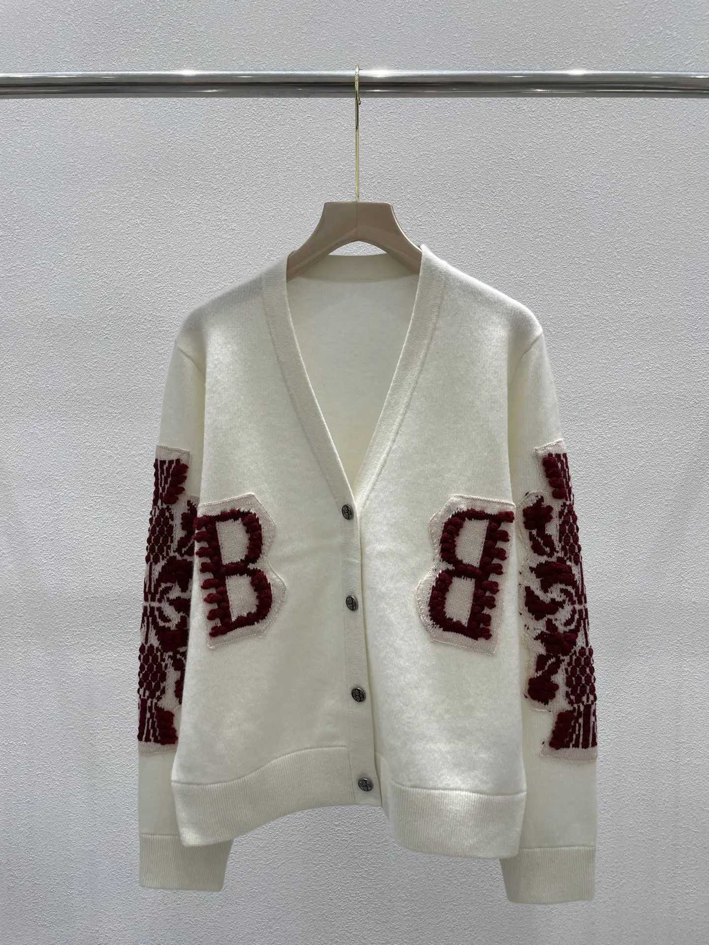 2025 new Vneck embroidered contrastcolored letter style elegant commuting longsleeved cardigan sweater J251015