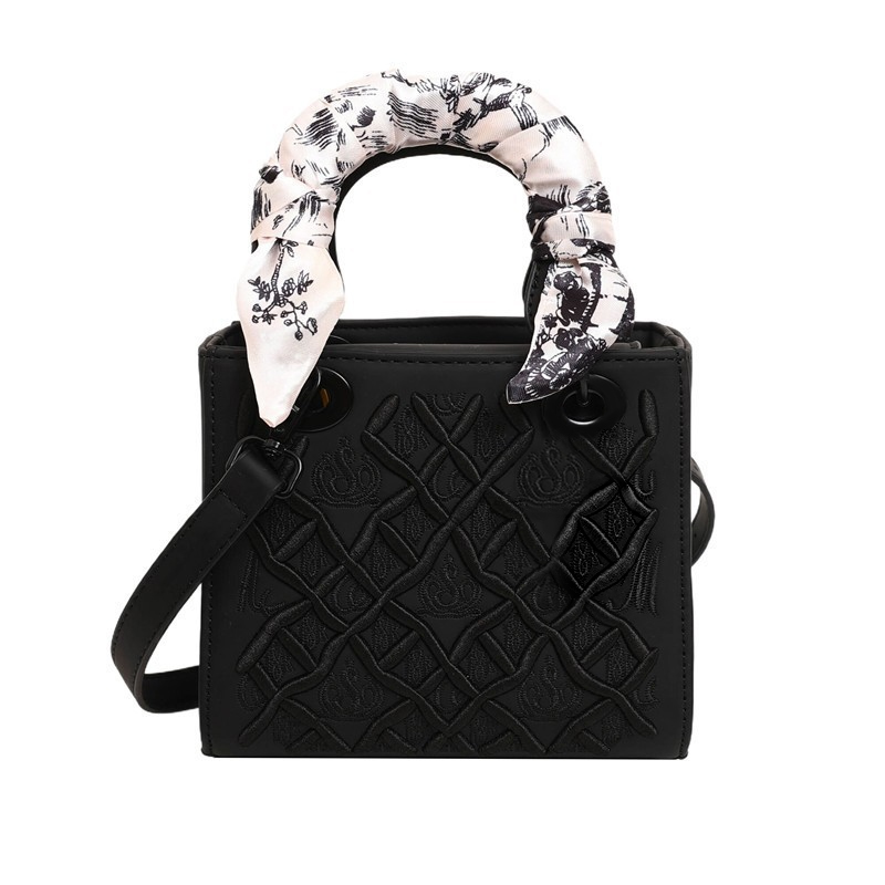 Exquisite blue woven pattern handbag can be slung over a fashionable small bag