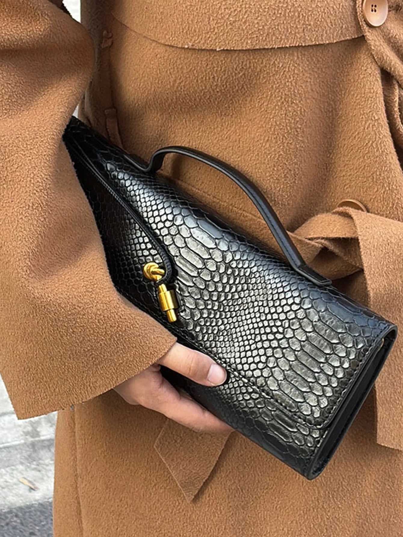 Burgundy bag cherry red envelope wine red envelope upscale new handbag European and American fashion crocodile flip hand organ bW251015