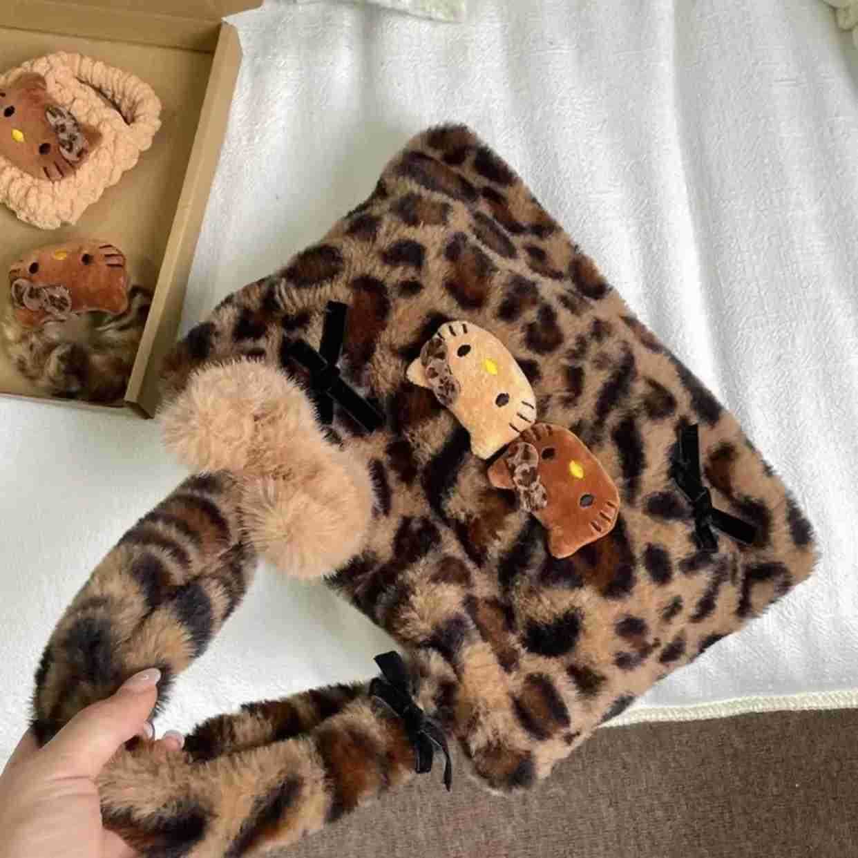 Sanrio Hello Kitty Leopard Plush Tote Bag Soft Commuter Shoulder Bag Hellokitty Accessories Portable Y2K Retro Handbag Girl Gift L251015