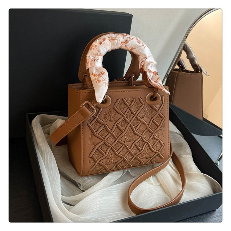 Exquisite blue woven pattern handbag can be slung over a fashionable small bag