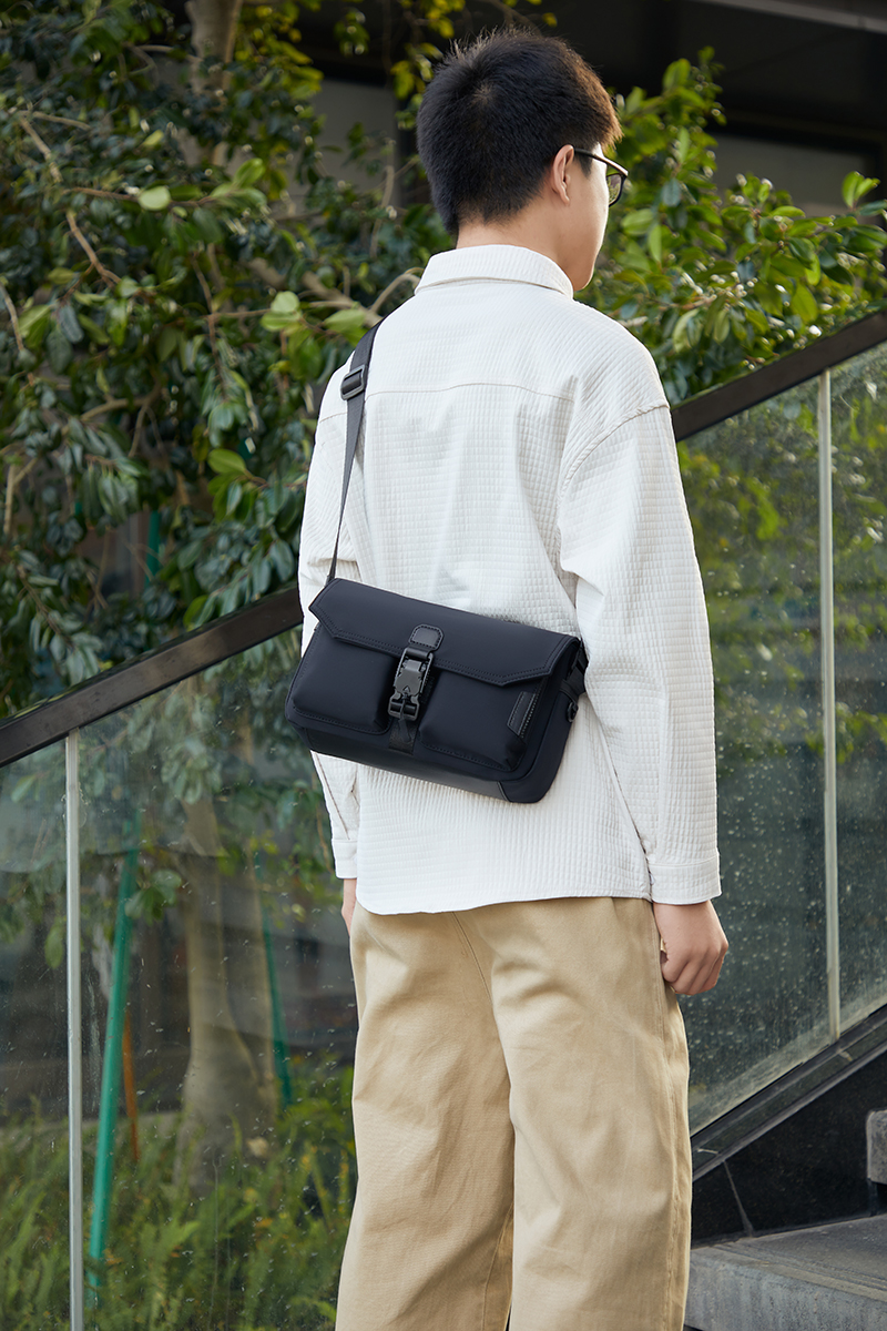 Sewafox Men Crossbody Bag Outdoor Leisure Shoulder Bag Lightweight and Portable Messenger Bag Adjustable Shoulder Strap Suitable for Everyday Carrying