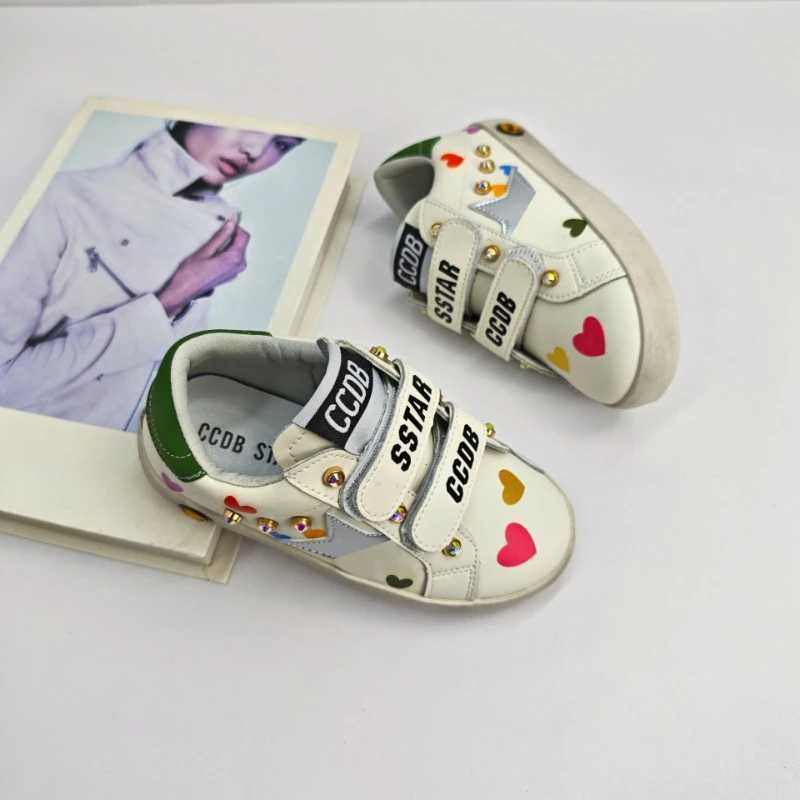 2025 New Fourseason Childrens Girls Sequined Star Genuine Leather Trainers Kids Toddler Princess Soft Soles Skateboard Shoes W251114