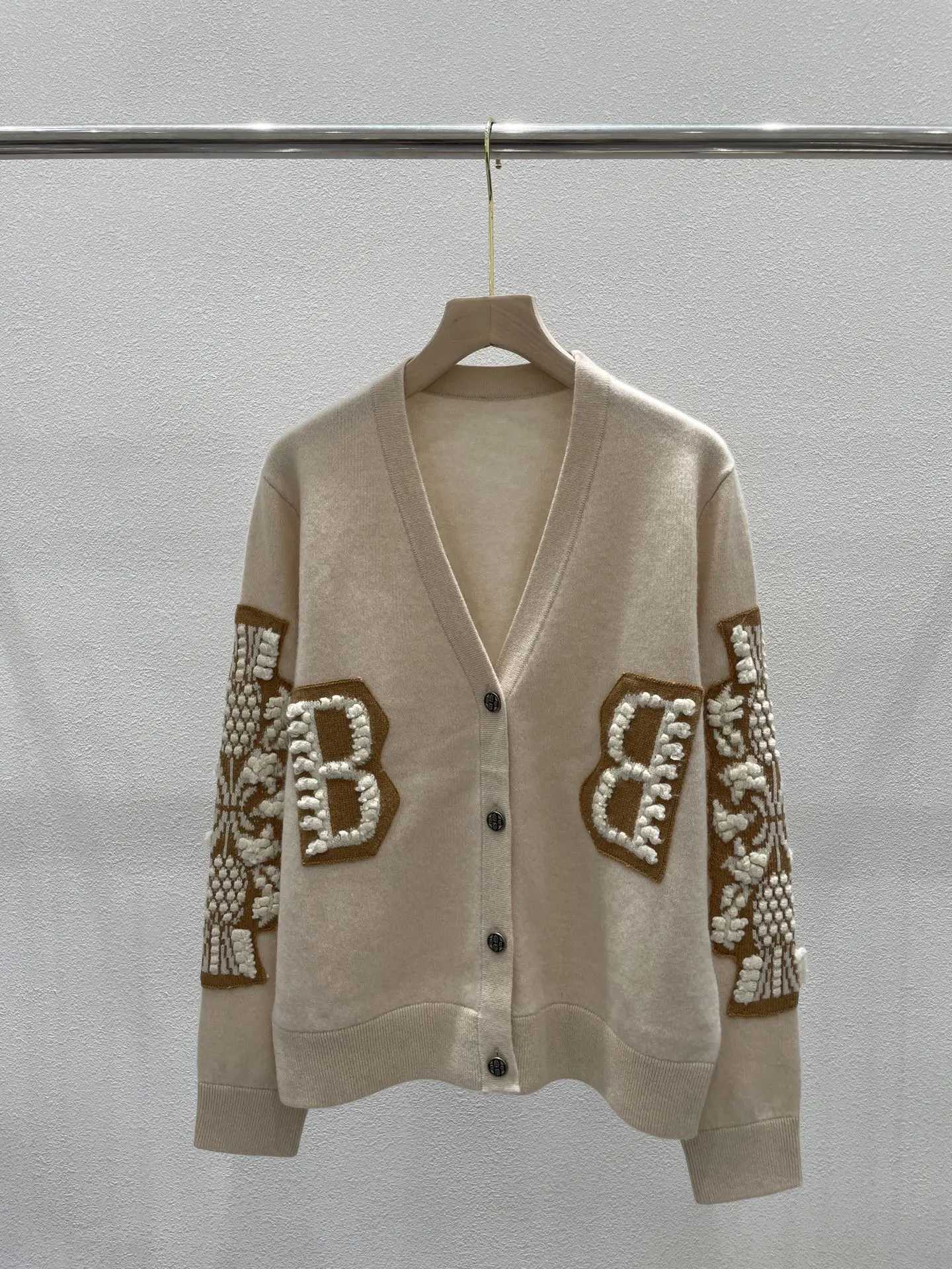 2025 new Vneck embroidered contrastcolored letter style elegant commuting longsleeved cardigan sweater J251015
