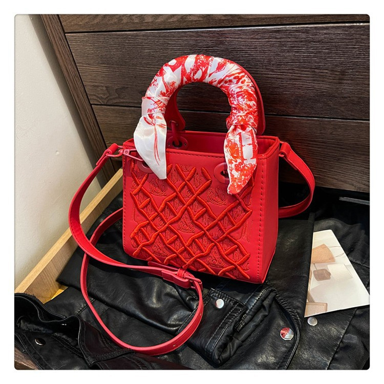 Exquisite blue woven pattern handbag can be slung over a fashionable small bag