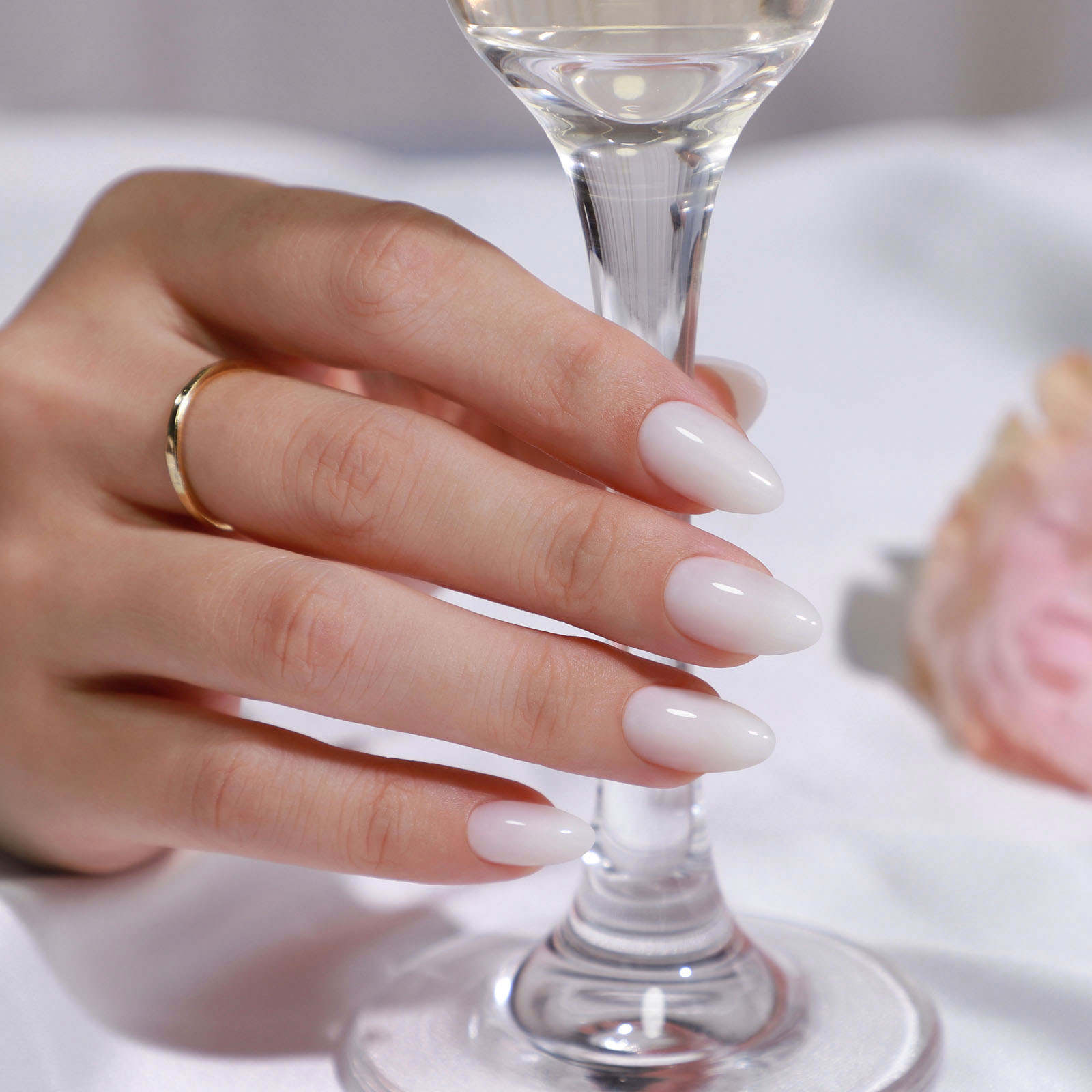 Durable And Shiny White Press On Nails, Gentle And Pure Style Suitable For Girls And Women To Wear At Gatherings And Banquets 16 Sizes - 32 Reusable