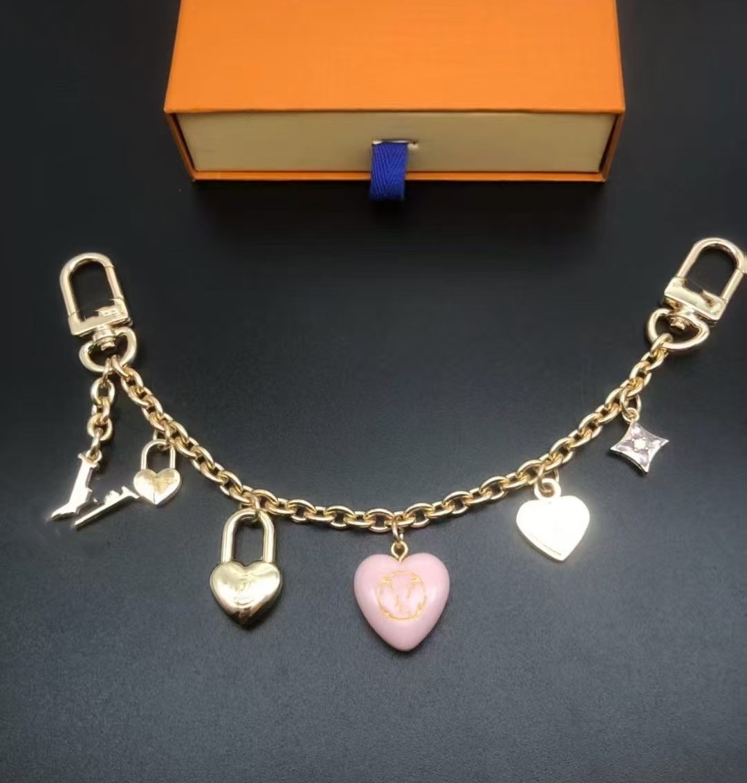 designer keychain V letters charms heart women bag chain llavero Buckle jewelry bagchain Keyring Envelope chain 3 colors box