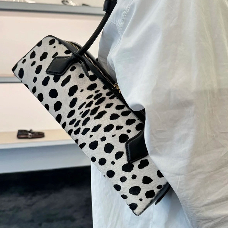 High End Armpit Bag New Retro Fashion Leopard Print Casual Handbag Single Shoulder Commuting Black Spotted Luxury Bag Designer Free Shipping Sausage D