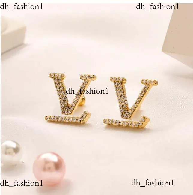 Brand Fashion Womens Earrings Designers Letter Ear Stud Bracelet Necklace Gold Plated Crystal Geometric Lvs Earring Wedding Party Jewerlry Accessories Ring 794