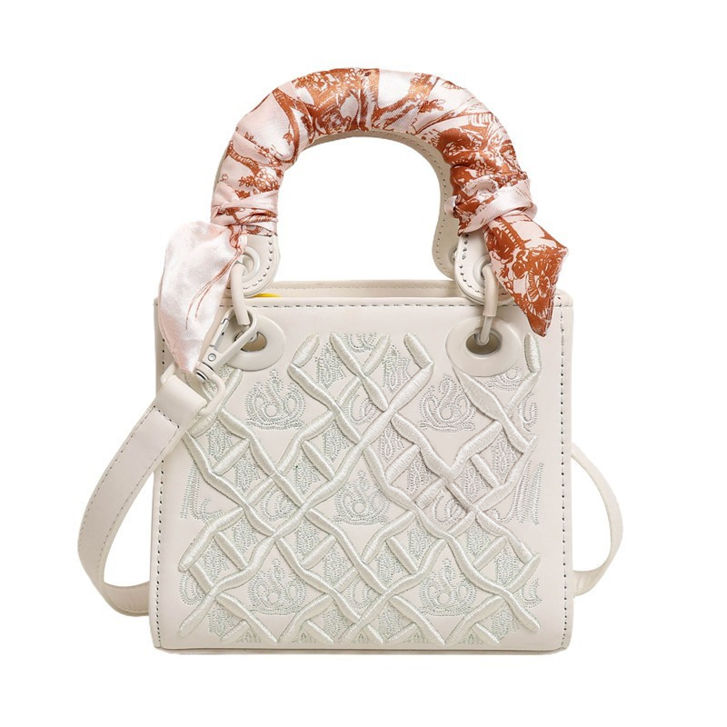 Exquisite blue woven pattern handbag can be slung over a fashionable small bag