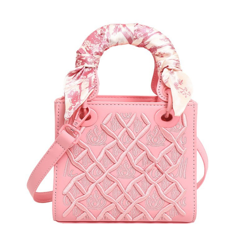 Exquisite blue woven pattern handbag can be slung over a fashionable small bag