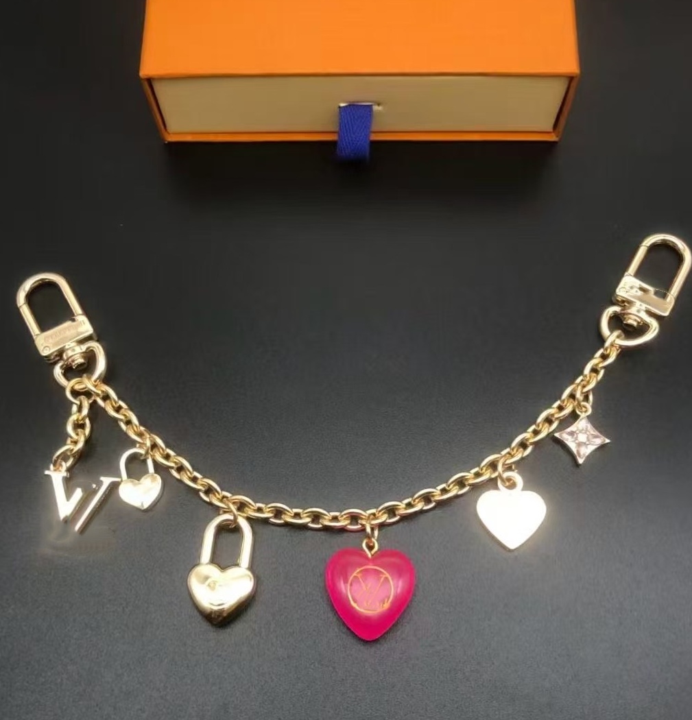 designer keychain V letters charms heart women bag chain llavero Buckle jewelry bagchain Keyring Envelope chain 3 colors good