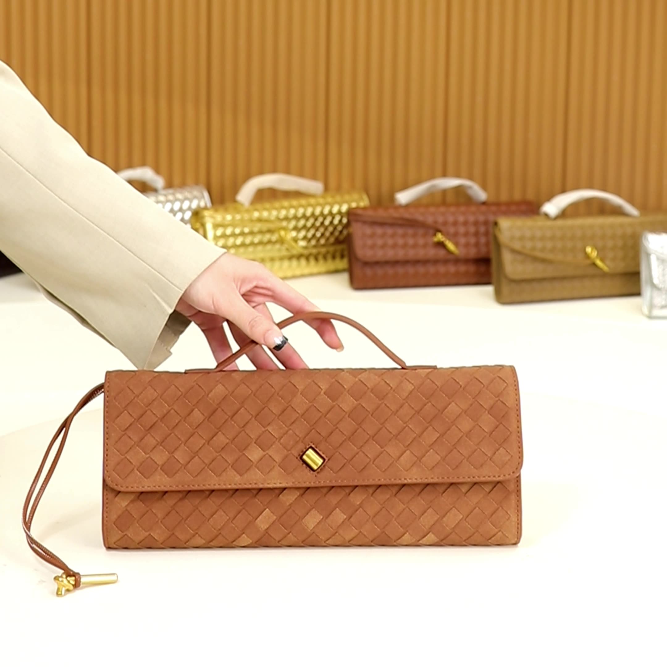 Designer Handbag Trendy Woven Evening Clutch Purses Baguette Bag Women Underarm Shoulder Handbag Winter Cute Satchels Crossbody Purse Suede Bag Wallet