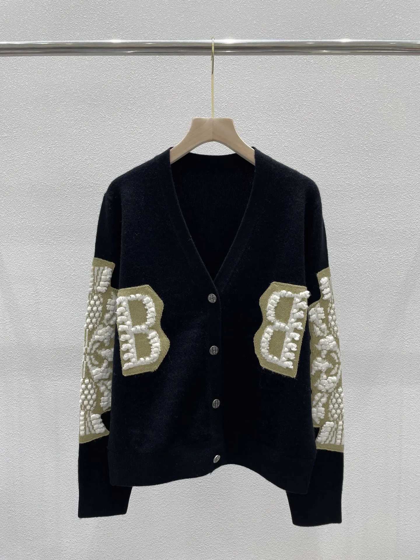 2025 new Vneck embroidered contrastcolored letter style elegant commuting longsleeved cardigan sweater J251015