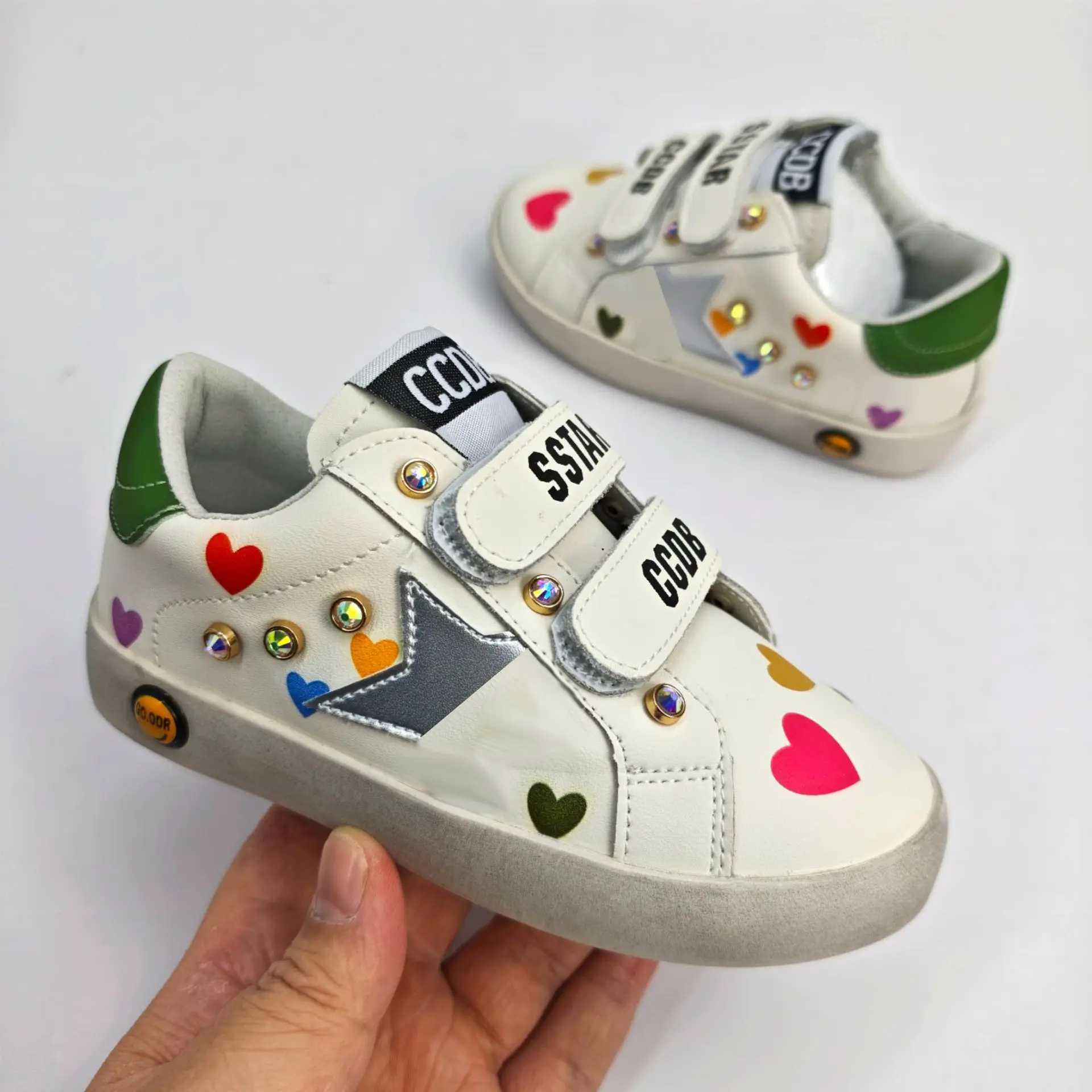 2025 New Fourseason Childrens Girls Sequined Star Genuine Leather Trainers Kids Toddler Princess Soft Soles Skateboard Shoes W251114