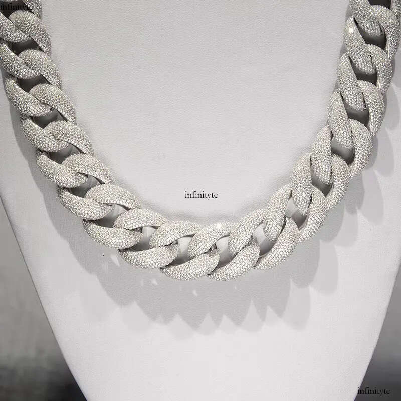 Miami in Sier Sparkling 20mm Iced Out VVS Moissanite Cuban Link Chain