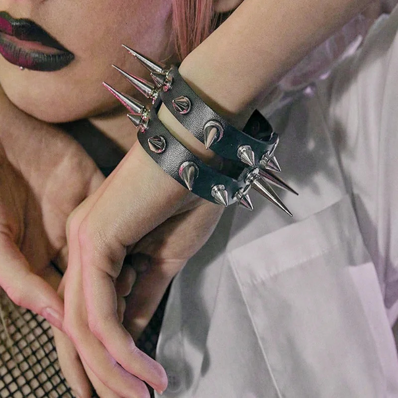1Pc Cosplay Men Hip Hop Rock PU Leather Wrap Pulseras Vintage Women Punk Spikes Rivets Heart Party Bracelet Jewelry Accessories251013