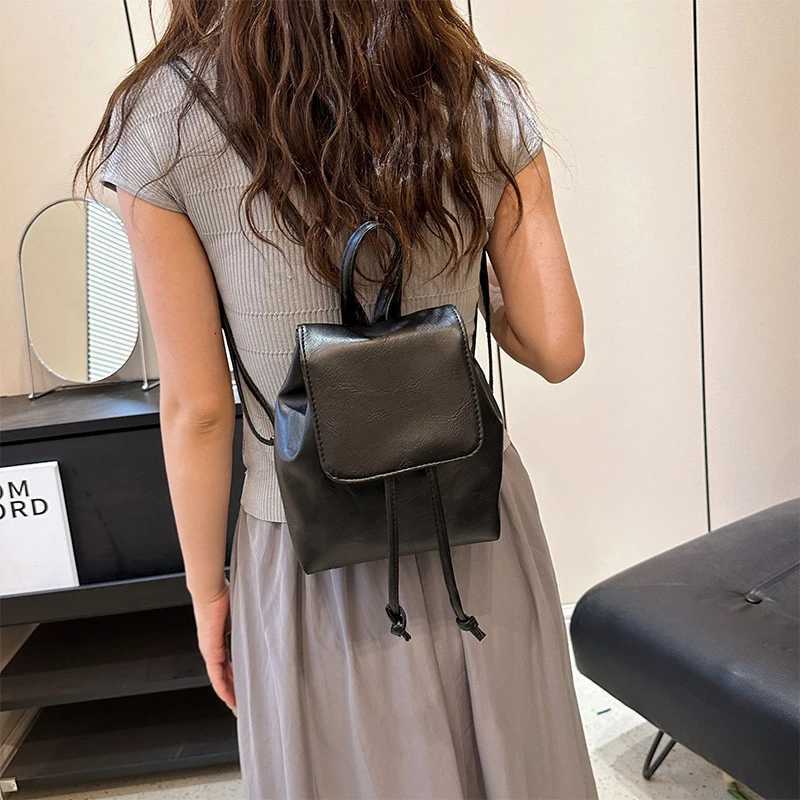 New Retro Womens Backpack High Quality Pu Leather Backpack Fashion Travel Backpack Versatile Simple College Style Womens BagT251016