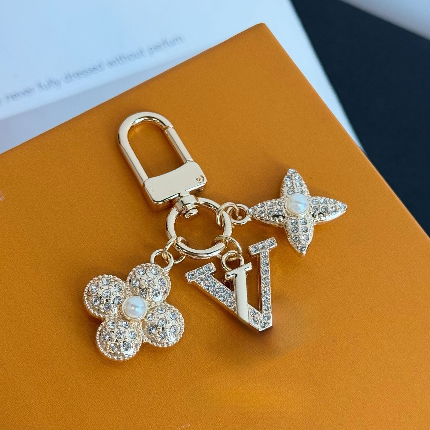 Keychains Lanyards Fashion Key Chain Designer Flower Keychain Handmade Copper Heart Pattern Car Keychains Bag Charm Hanging Decoration Pendant Accessorie