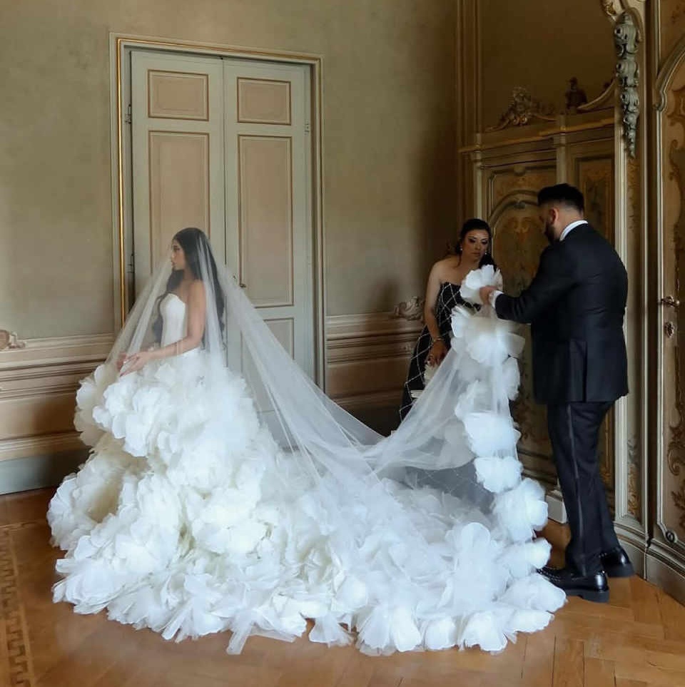 Luxury Wedding Veils One Layer Tulle Appliques Lace Flowers Tulle Headdress Sequins Bridal Veil Cut Edge Customized Length Veils Wedding Accessories H