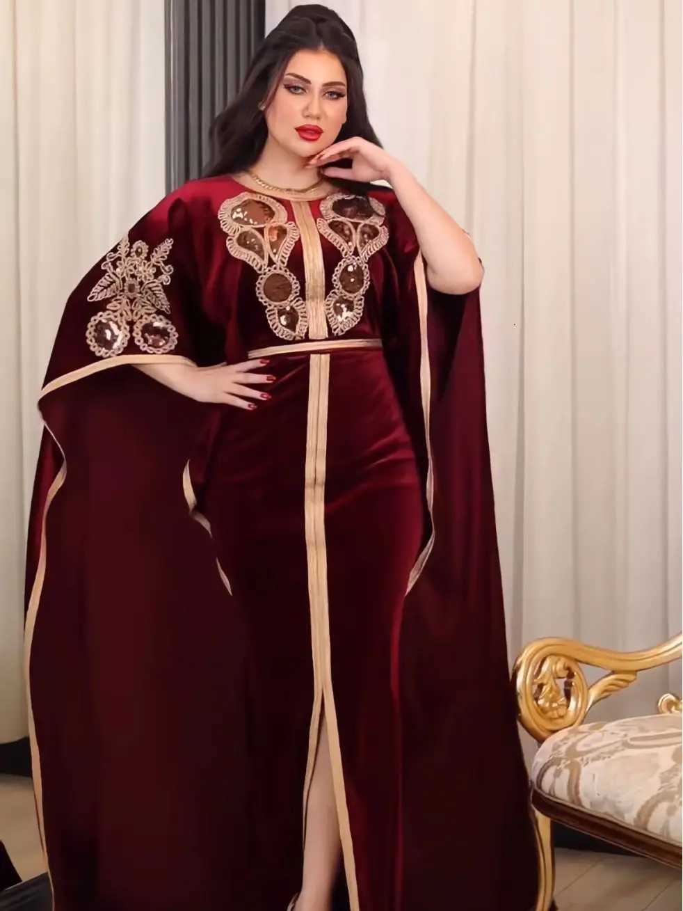 Ramadan Luxury Muslim Fashion Bat Sleeve Moroccan Turkiye Dubai Dress Middle East Arab Dress Sequins Golden Velvet Long Dress X2510161