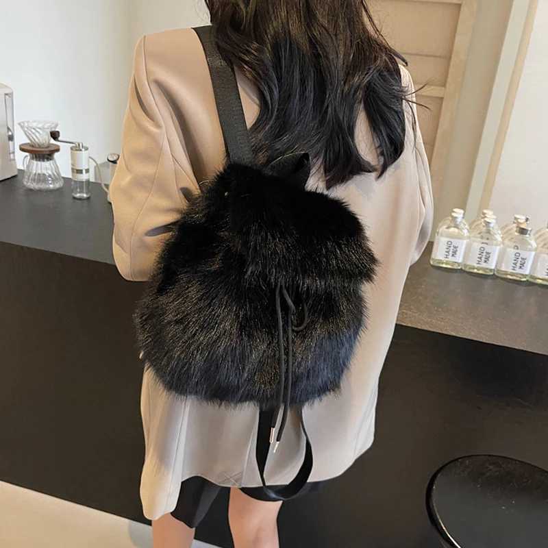 Fashion Luxury Soft Plush Womens Backpack Winter Soft Plush Ladies Schoolbag Solid Color Female Furry Shoulder Bags HandbagsT251016