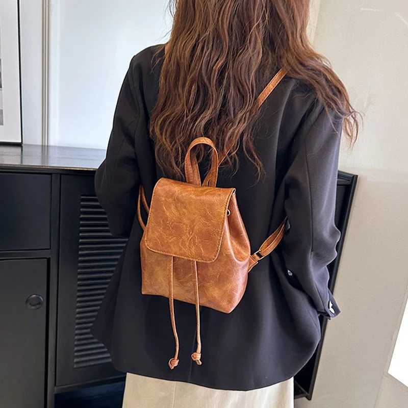 New Retro Womens Backpack High Quality Pu Leather Backpack Fashion Travel Backpack Versatile Simple College Style Womens BagT251016